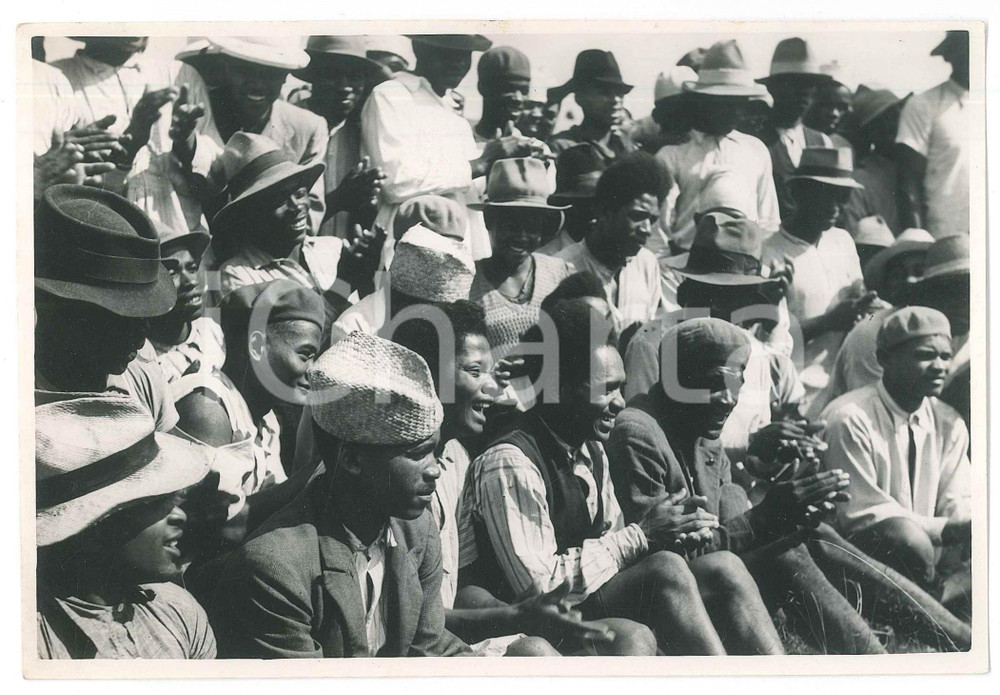 Fotografia d epoca originale 1935 ca MADAGASCAR Lavoratori ascoltano un concerto  Foto 18x13 1