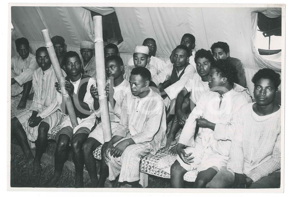 Fotografia d epoca originale 1935 ca MADAGASCAR Suonatori indigeni sotto una tenda  Foto 18x13 1
