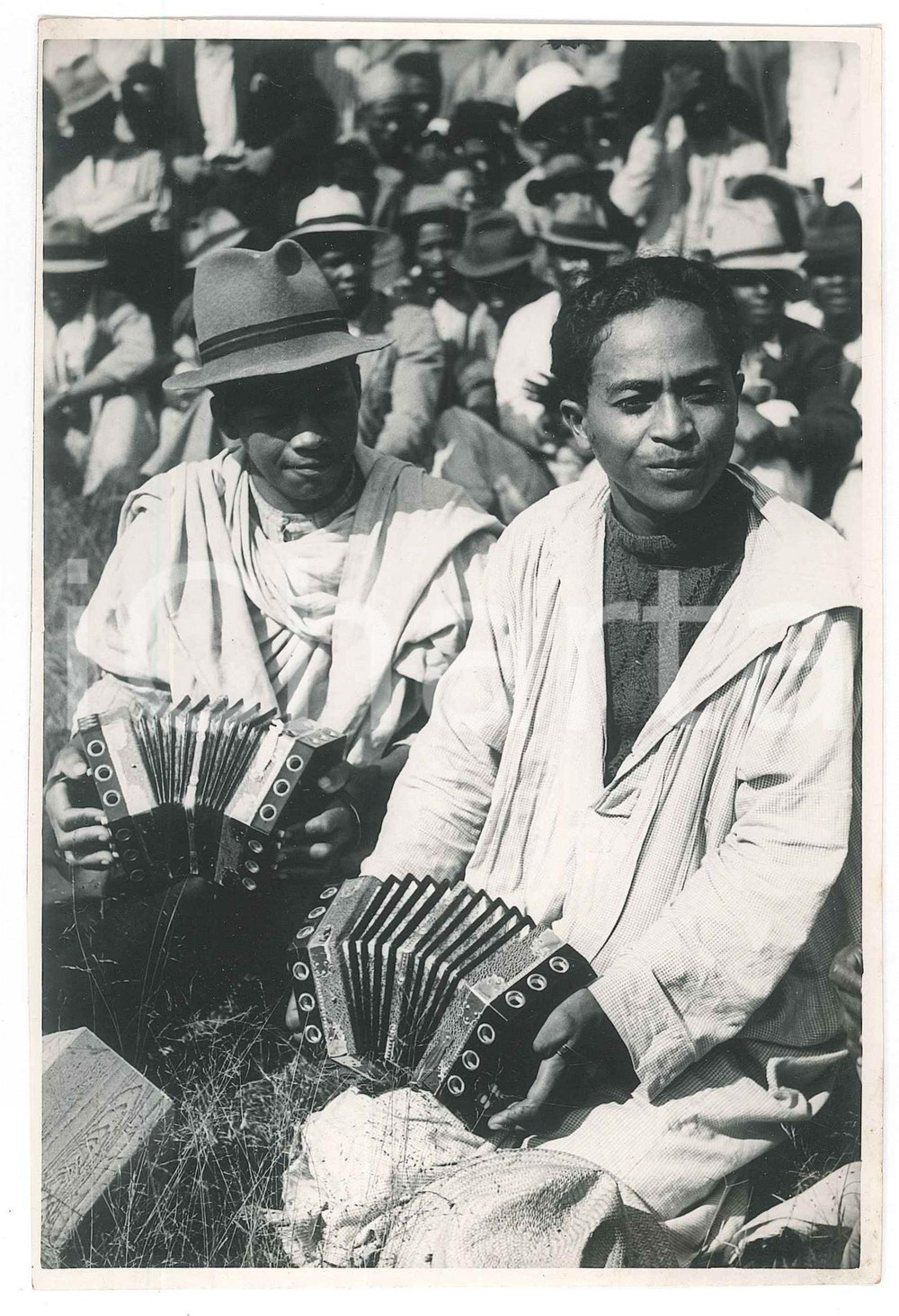 Fotografia d epoca originale 1935 ca MADAGASCAR Azienda agricola  Suonatori di fisarmonica  Foto 13x18 cm 1