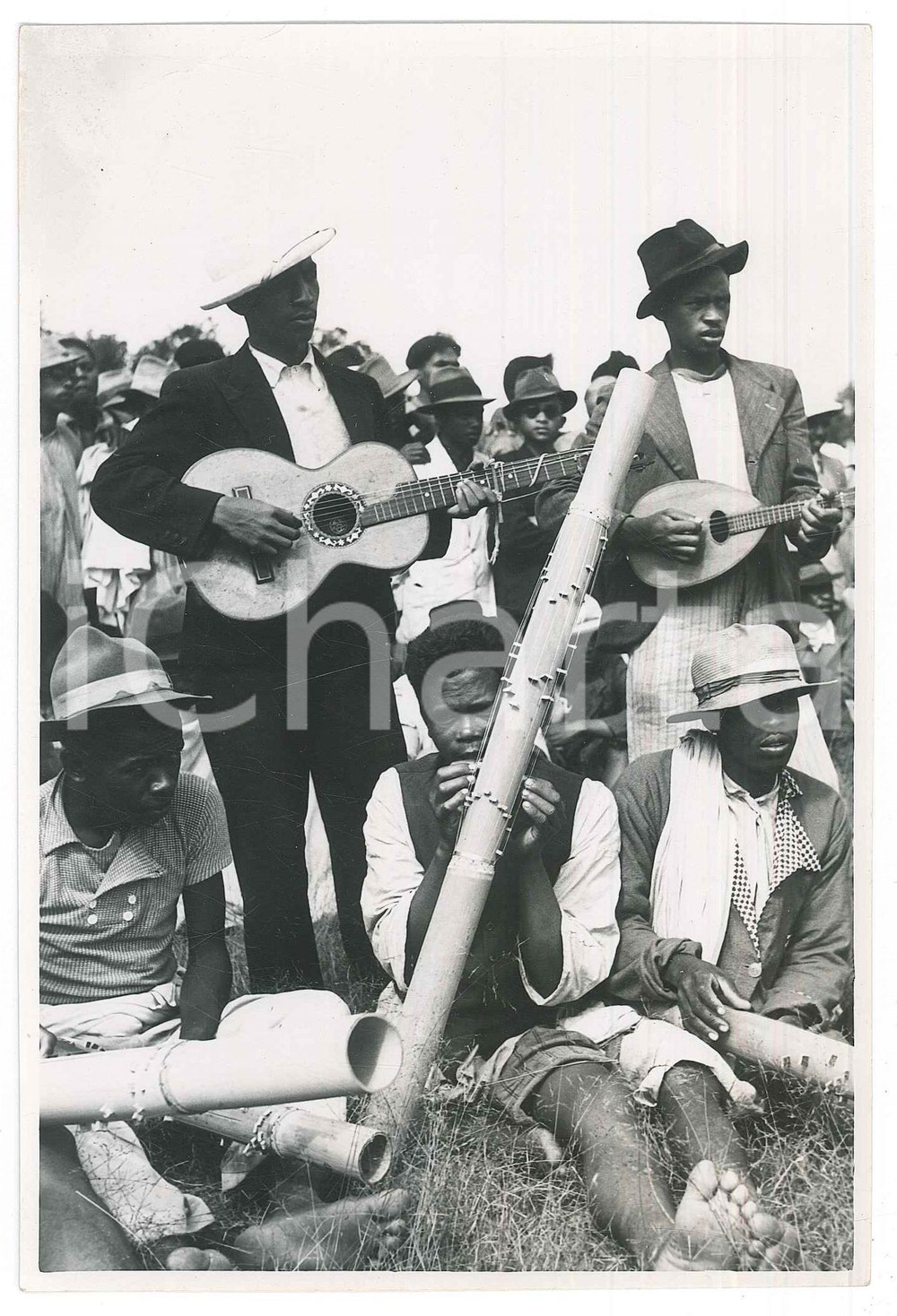 Fotografia d epoca originale 1935 ca MADAGASCAR Azienda agricola  Musicisti indigeni  Foto 13x18 cm 1
