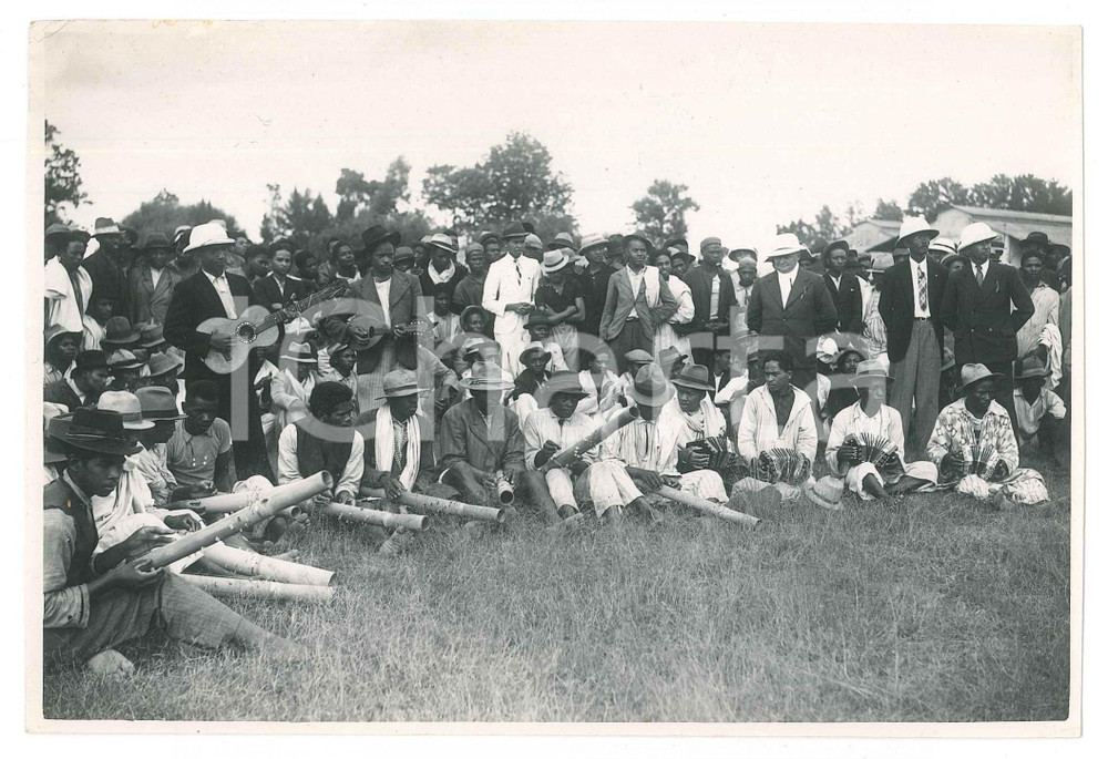 Fotografia d epoca originale 1935 ca MADAGASCAR Azienda agricola  Musicisti indigeni  Foto 18x13 1
