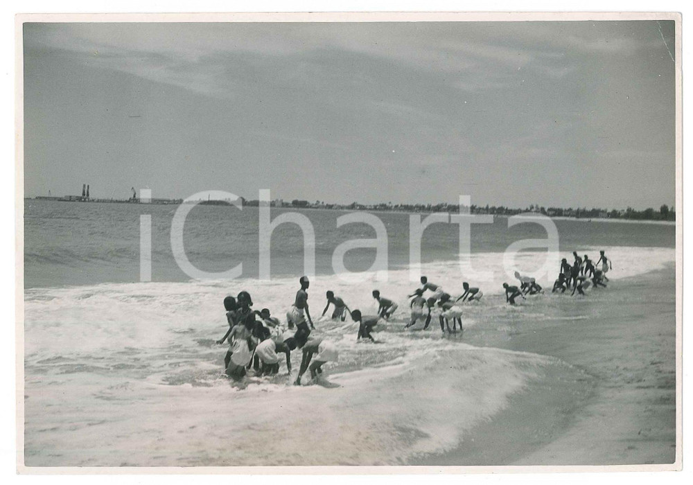 Fotografia d epoca originale 1935 ca MADAGASCAR Giovani in riva al mare  Fotografia 18x13 cm 1