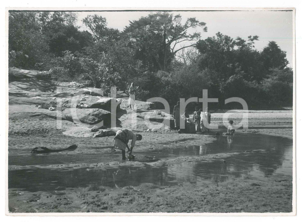 Fotografia d epoca originale 1935 ca MADAGASCAR Lavandaie al lavoro  Fotografia 18x13 cm 1