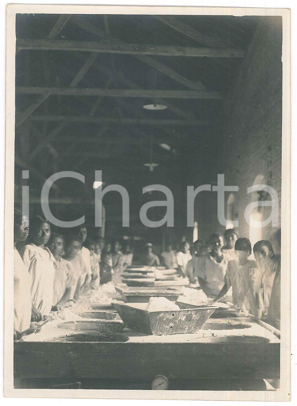 Fotografia d epoca originale 1935 ca MAROVOAY MADAGASCAR Preparazione tapioca in una missione  Foto 13x18 1