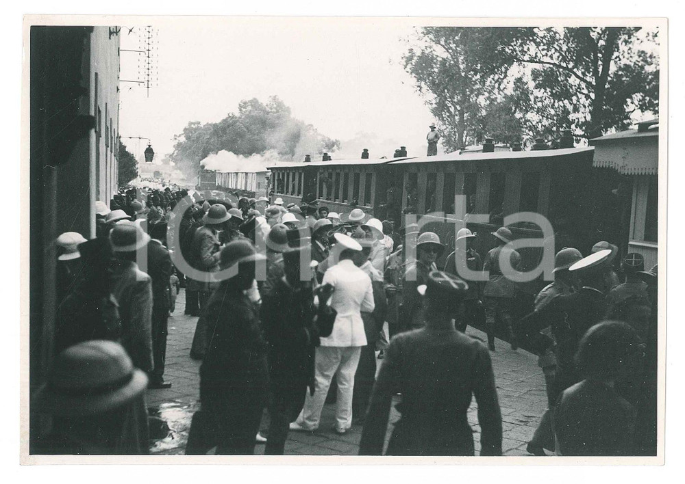 Fotografia d epoca originale 1935 ca MADAGASCAR Stazione ferroviaria affollata  Arrivo autorità  Foto 18x13 1