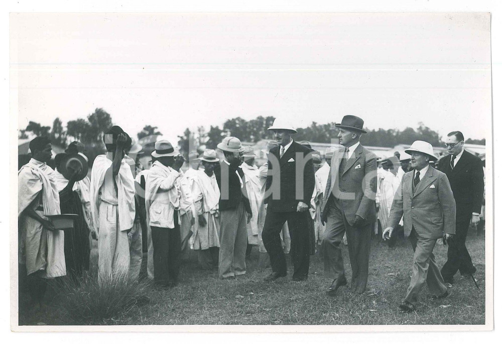 Fotografia d epoca originale 1935 ca MADAGASCAR Governatore generale visita campo dei lavoratori Foto 18x13 1