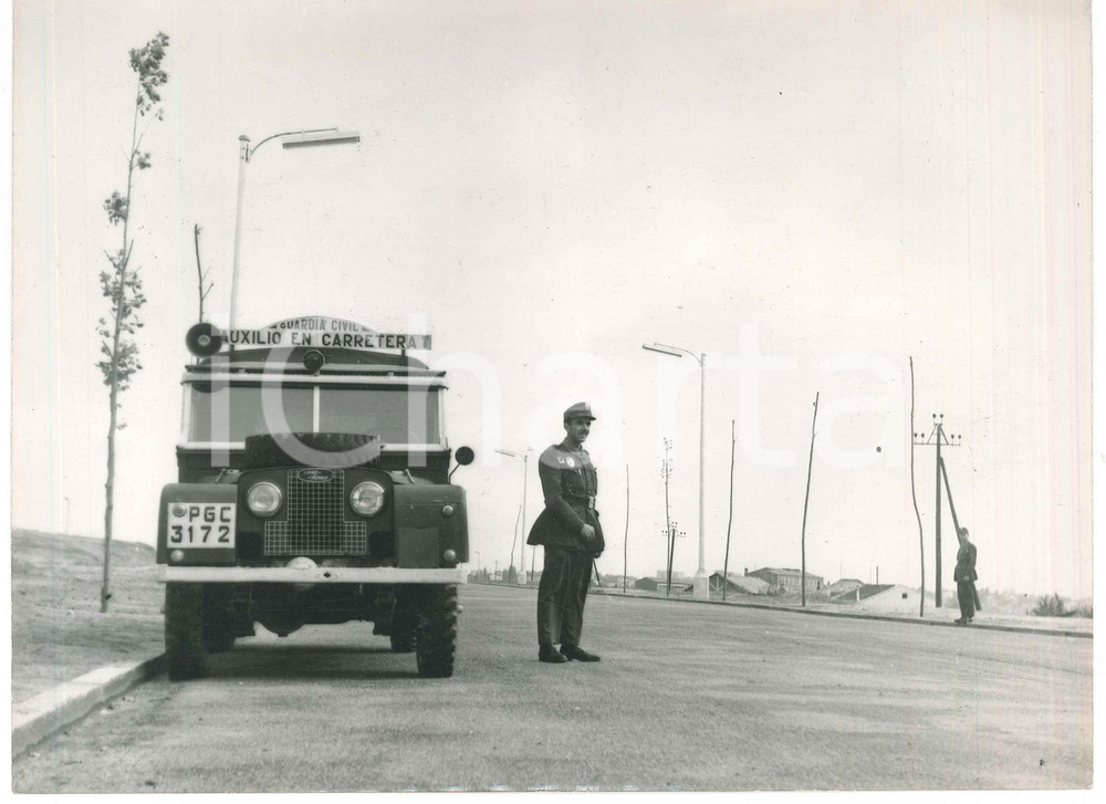 Fotografia d epoca originale 1960 ca SPAGNA  GUARDIA CIVIL  Coche de auxilio en carretera  Foto 24x18 cm 1
