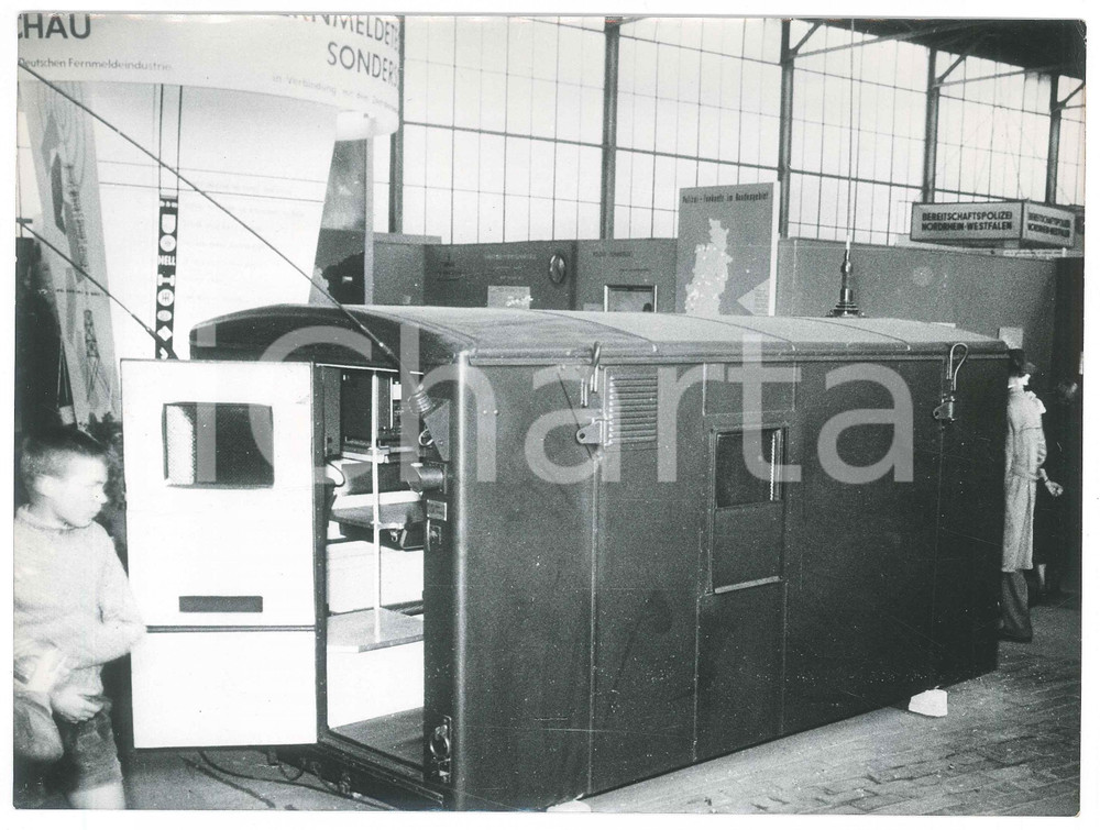 Fotografia d epoca originale 1960 ca DEUTSCHLAND  LANDESPOLIZEI  Centro radio in esposizione  Foto 1