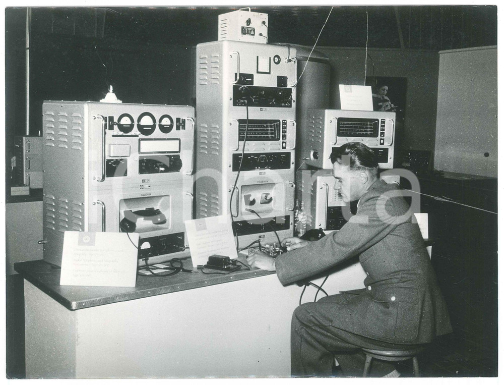 Fotografia d epoca originale 1960 ca DEUTSCHLAND  LANDESPOLIZEI HESSEN  Agente presso centro radio  Foto 1