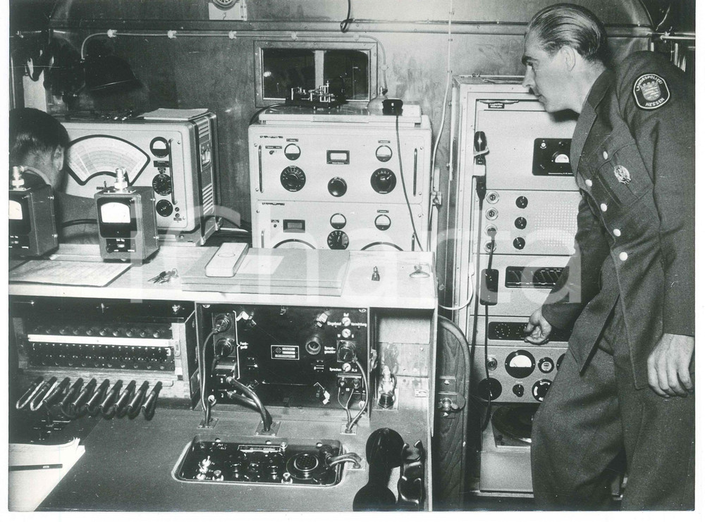 Fotografia d epoca originale 1960 ca DEUTSCHLAND  LANDESPOLIZEI HESSEN  Agenti presso centro radio 3 Foto 1