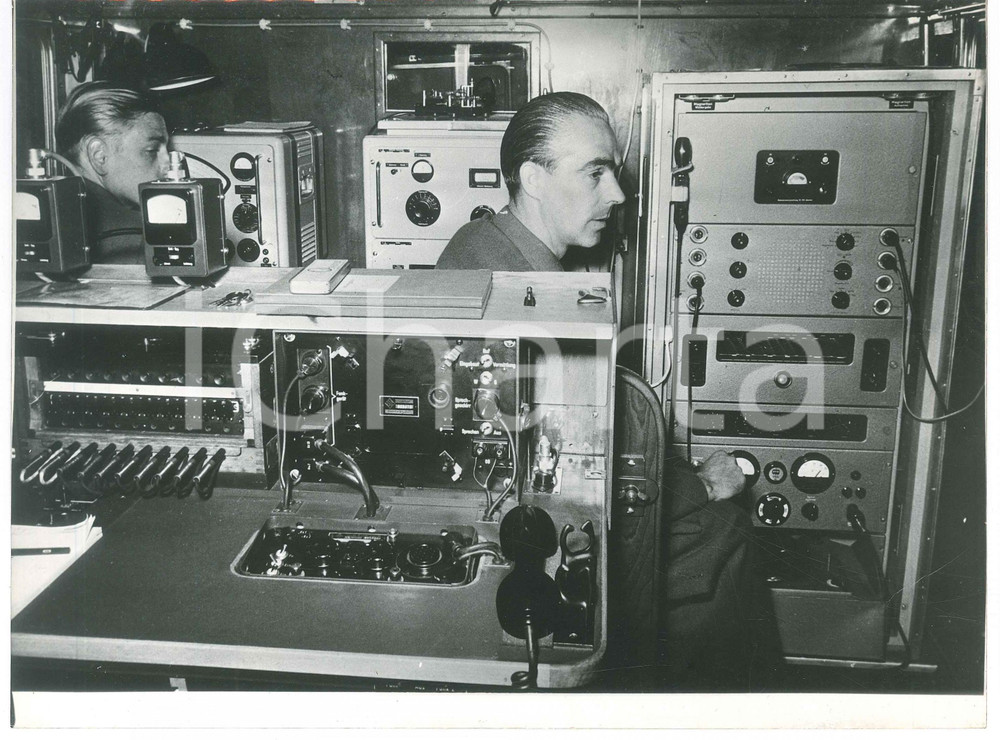 Fotografia d epoca originale 1960 ca DEUTSCHLAND  LANDESPOLIZEI HESSEN  Agenti presso centro radio 1 Foto 1