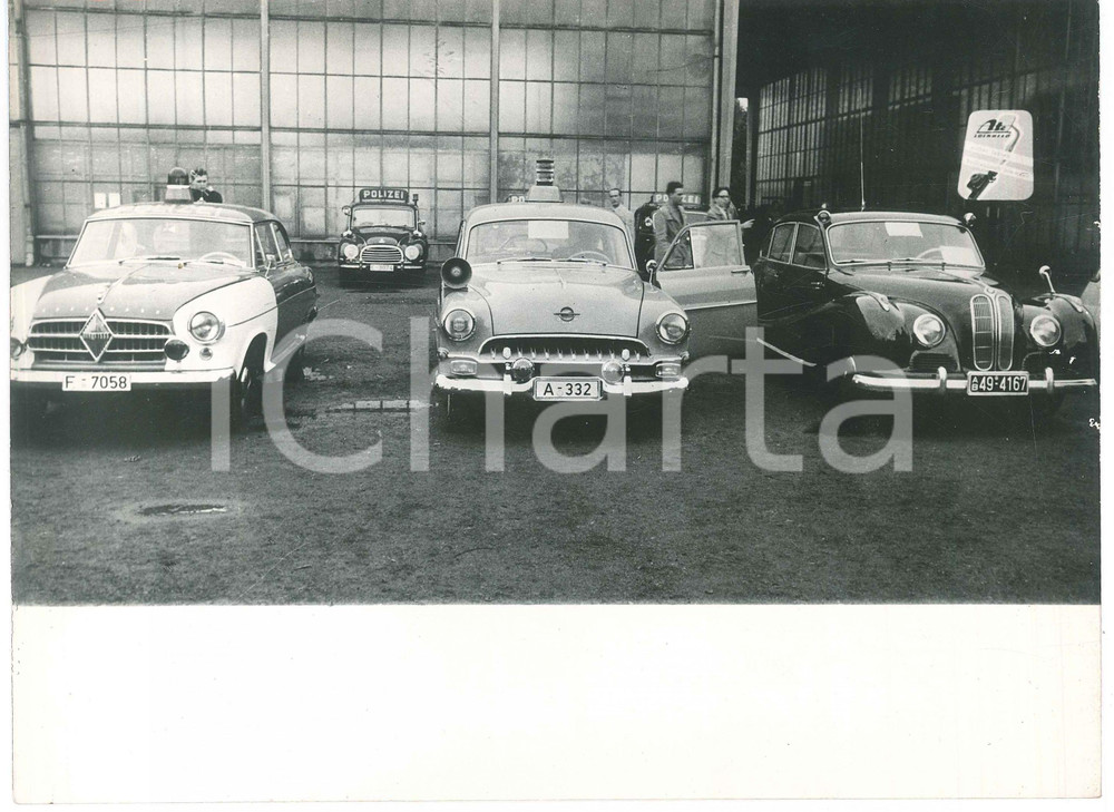 Fotografia d epoca originale 1960 ca DEUTSCHLAND  POLIZEI  Auto di servizio in garage Foto 24x18 cm 1
