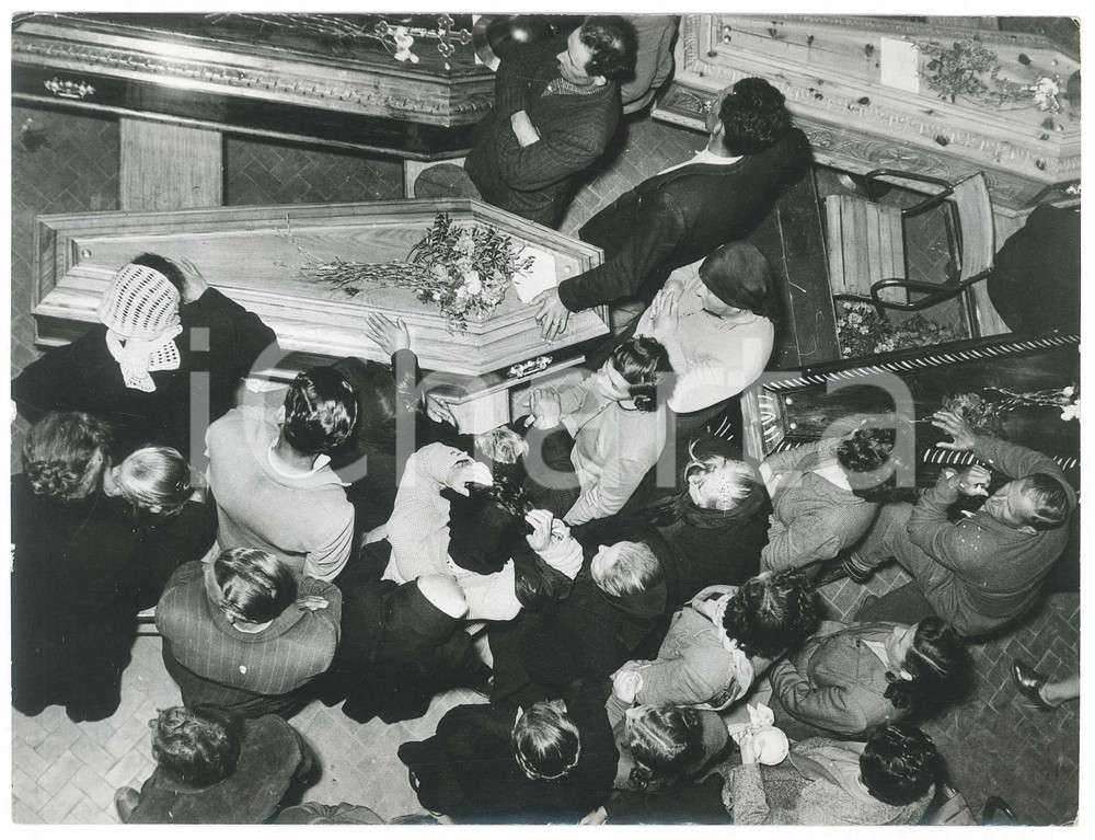 Fotografia d epoca originale 1955 ca ITALIA  CRONACA  Funerali delle vittime di una tragedia Foto 1