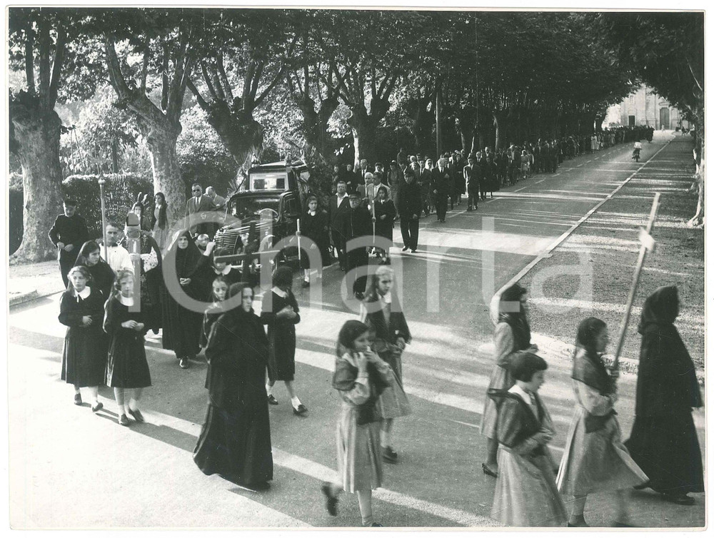 1955 ca CODOGNO (LO) Corteo funebre (1) Fotografia 23x17 cm Fotografia originale d'epoca.FOTOGRAFO: E. Sansoni- Codogno FAIR/discreto piegature angolari Formato: 23x17 cm originale e autentica 1