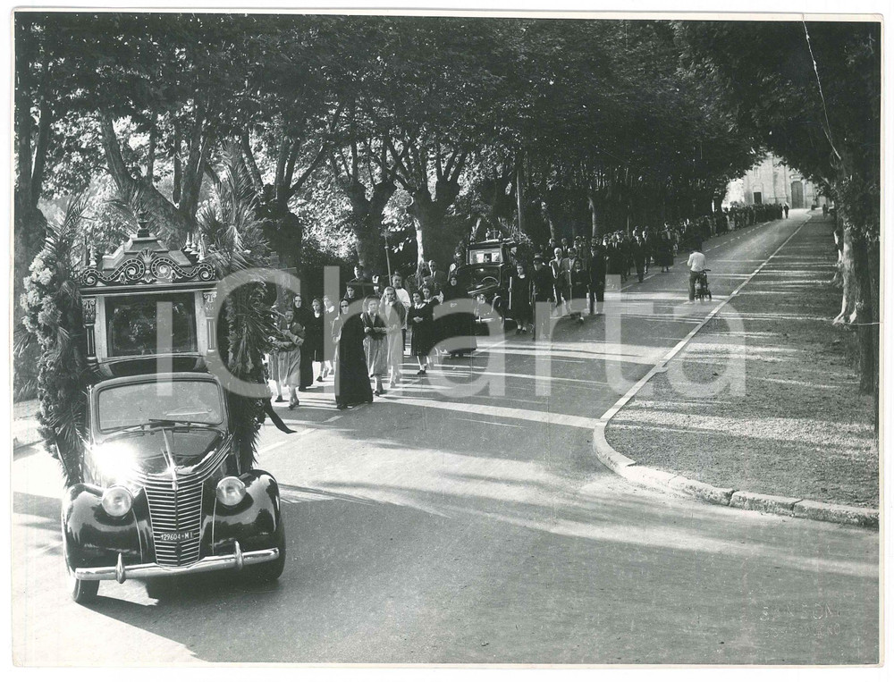 1955 ca CODOGNO (LO) Corteo funebre (2) Fotografia 23x17 cm Fotografia originale d'epoca.FOTOGRAFO: E. Sansoni- Codogno POOR/danneggiato profonda piegatura all'angolo superiore destro, con piccolo strappo Formato: 23x17 cm originale e autentica 1
