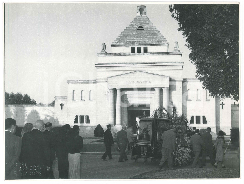Fotografia d epoca originale 1955 ca CODOGNO LO Arrivo di un corteo funebre al cimitero Foto 23x17 cm 1