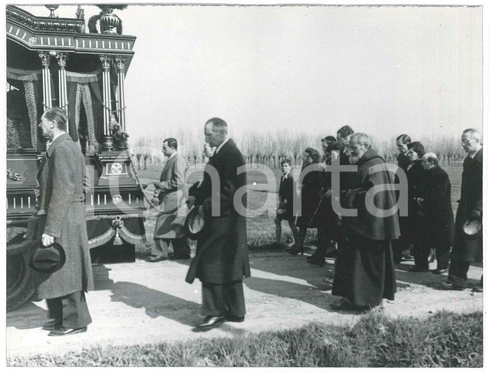 Fotografia d epoca originale 1944 MILANO Via Macconago  Azienda Agricola PEREGO Corteo funerali titolare 5 1