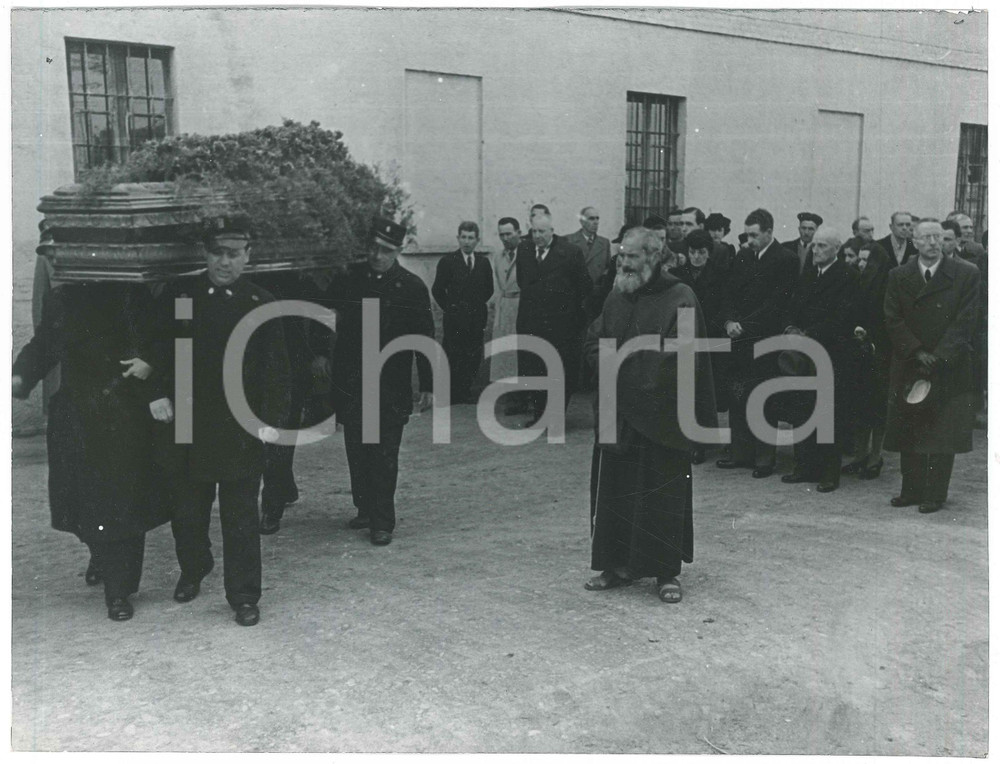 Fotografia d epoca originale 1944 MILANO Via Macconago  Azienda Agricola PEREGO Funerali titolare 11 Foto 1