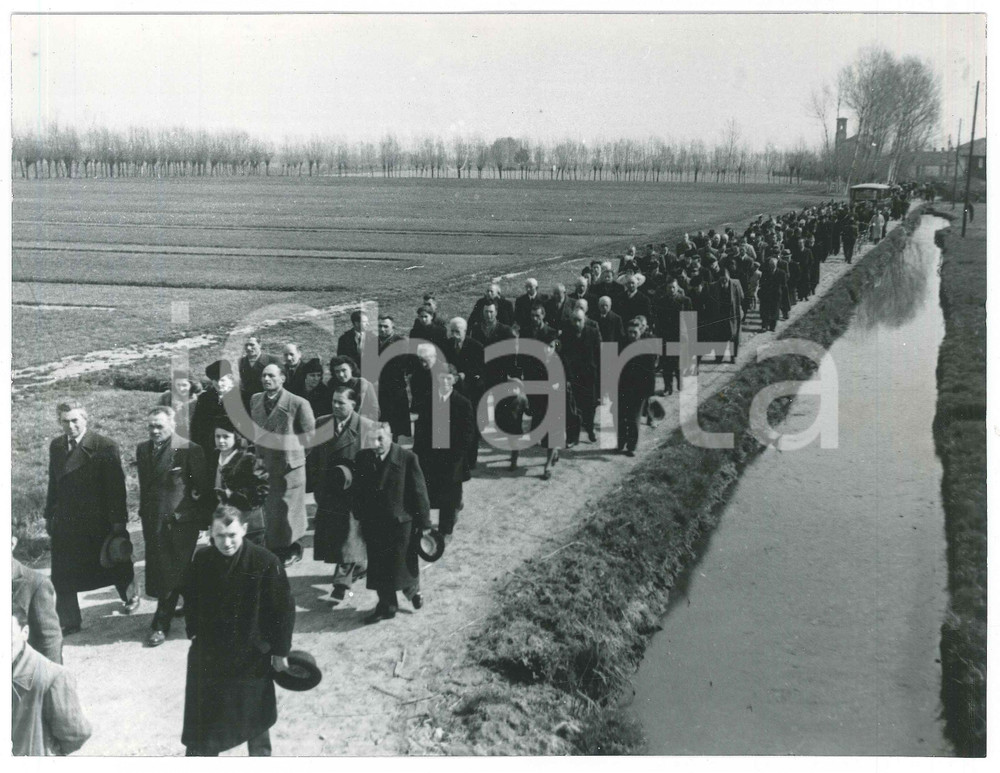 Fotografia d epoca originale 1944 MILANO Via Macconago  Azienda Agricola PEREGO Corteo funerali titolare 3 1