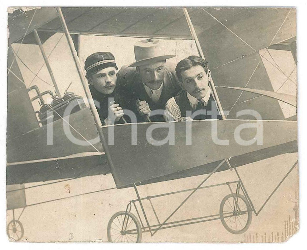 Fotografia d epoca originale 1902 ITALIA  Amici su aereo  FOTOMONTAGGIO 10x8 cm 1