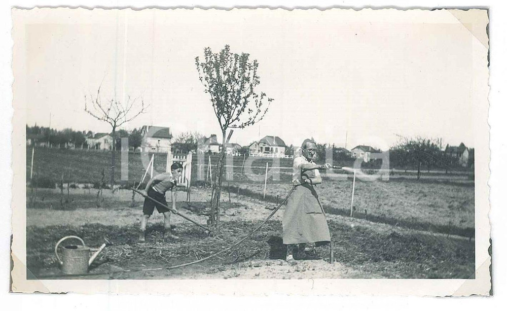 Fotografia d epoca originale 1938 BOISLEROI FRANCE Emile NAMER nell orto  Foto RARA 11x7 cm 1