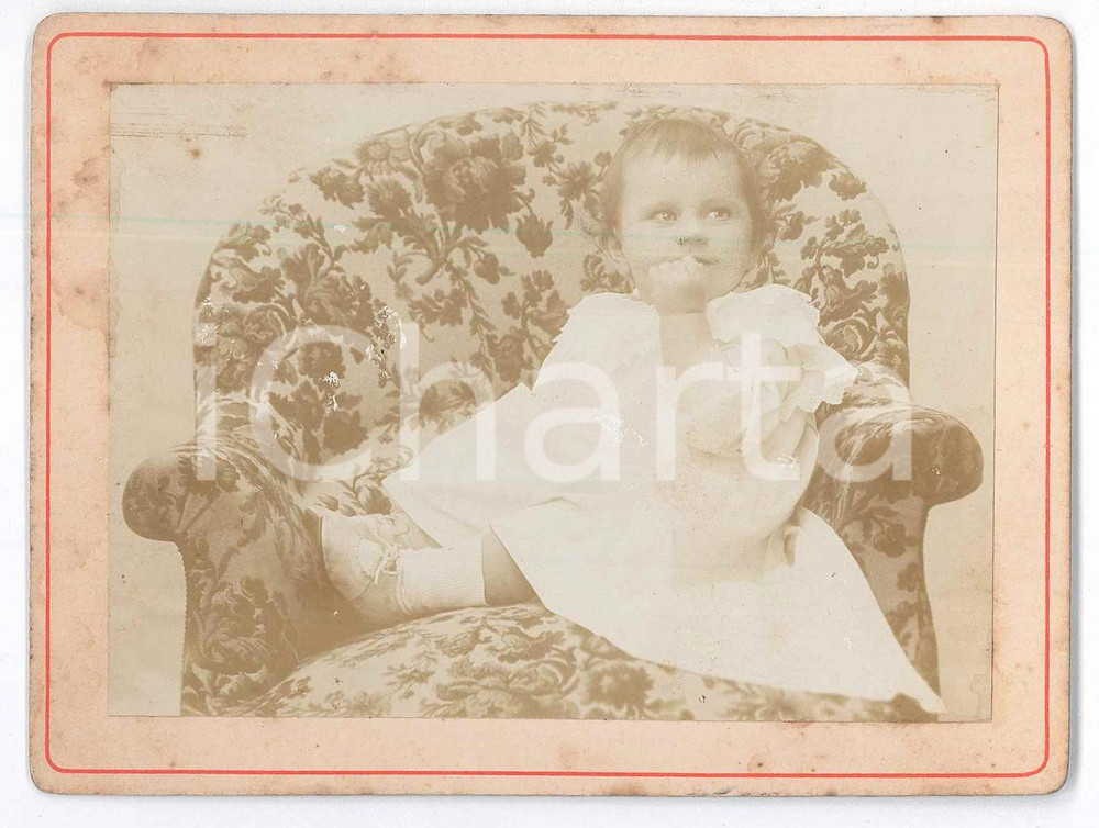 Fotografia d epoca originale 1900 ca COSTUME ITALIA Bambina su poltroncina a fiori  Ritratto Foto 12x8 cm 1