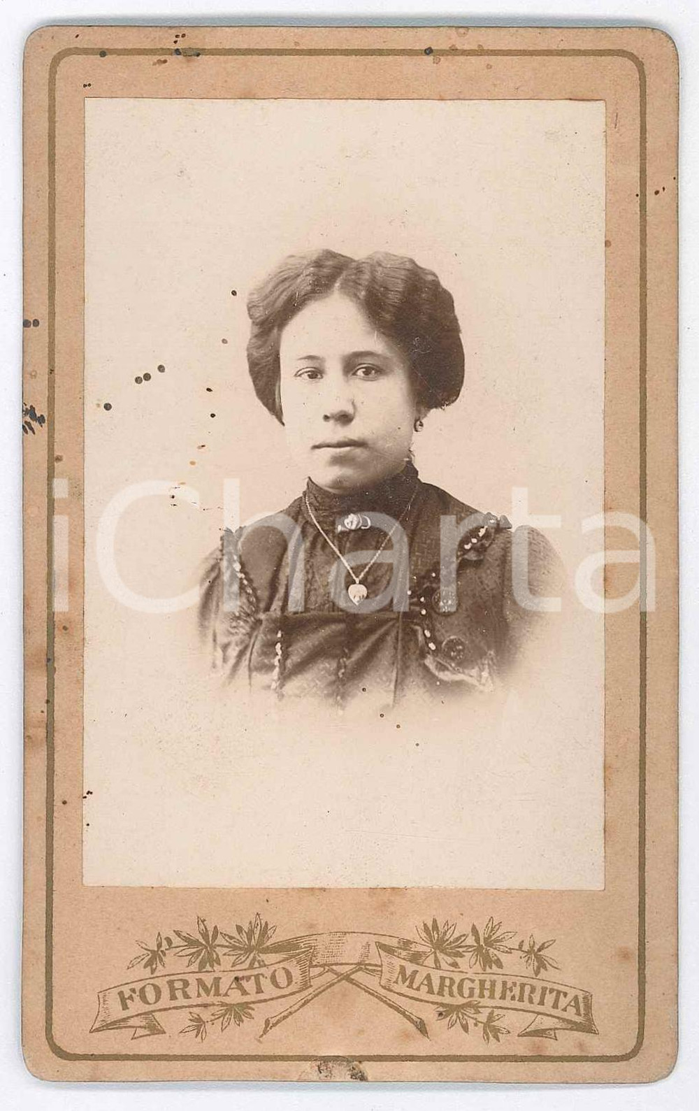 Fotografia d epoca originale 1903 PIZZO VV Giovane donna con ciondolo a cuore  Ritratto Foto 8x12 cm 1