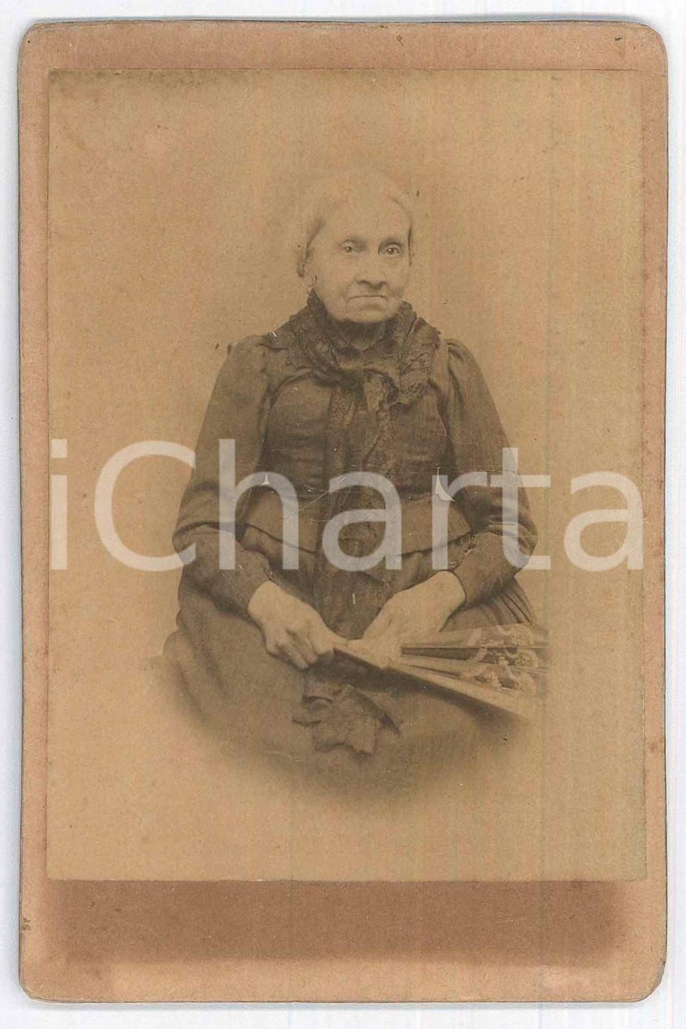 Fotografia d epoca originale 1900 ca COSTUME ITALIA  Anziana donna con ventaglio  Ritratto Foto 8x12 cm 1