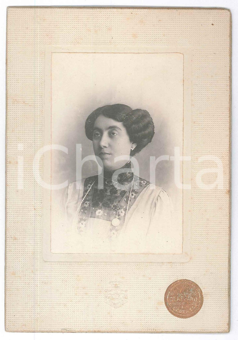 Fotografia d epoca originale 1900 ca CASERTA Donna in abito ricamato  Ritratto Foto Silvio BLAFFARD 1