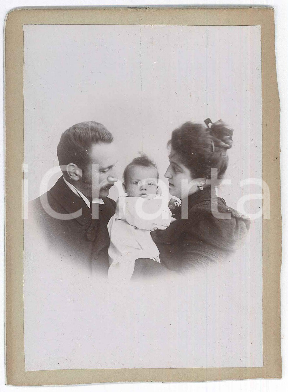 Fotografia d epoca originale 1900 ca COSTUME ITALIA Coppia con il figlio neonato  Foto 11x15 cm 1