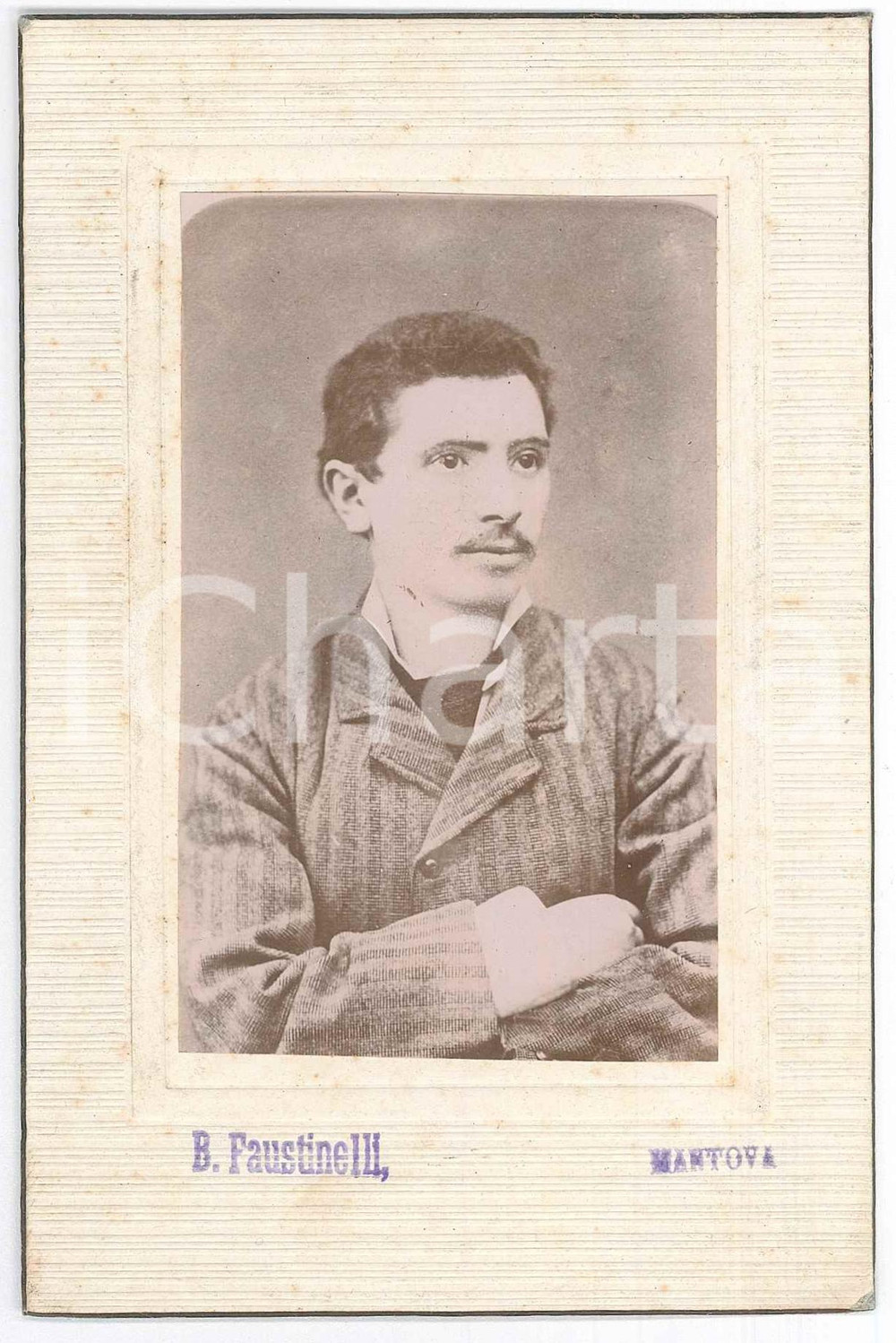 Fotografia d epoca originale 1920 ca MANTOVA Giovane uomo con cappotto a righe  Foto B. FAUSTINELLI 10x15 1