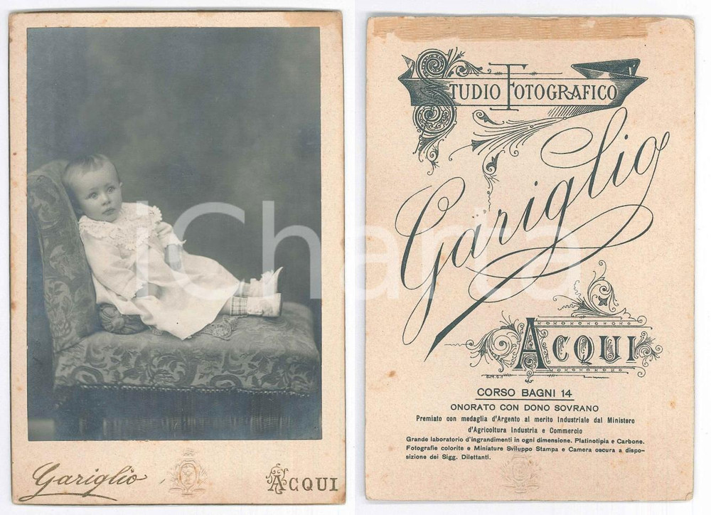 Fotografia d epoca originale 1900 ca ACQUI TERME Bambina in abito bianco su poltrona  Foto GARIGLIO 1