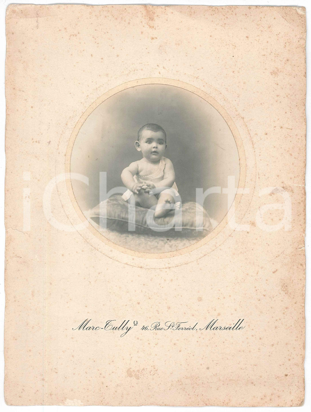Fotografia d epoca originale 1910 ca MARSEILLE Ritratto di bambina su cuscino  Foto MARCTULLY 18x24 cm 1
