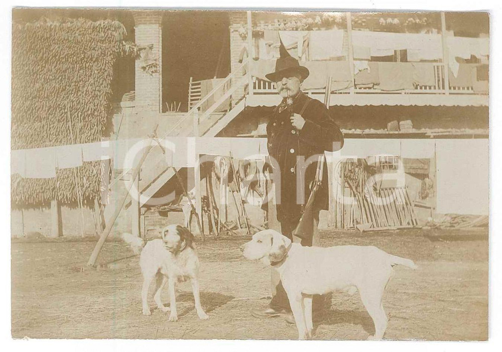 Fotografia d epoca originale 1900 ca LOMBARDIA Cacciatore con i cani in cascina  Foto anonima 11x8 cm 1