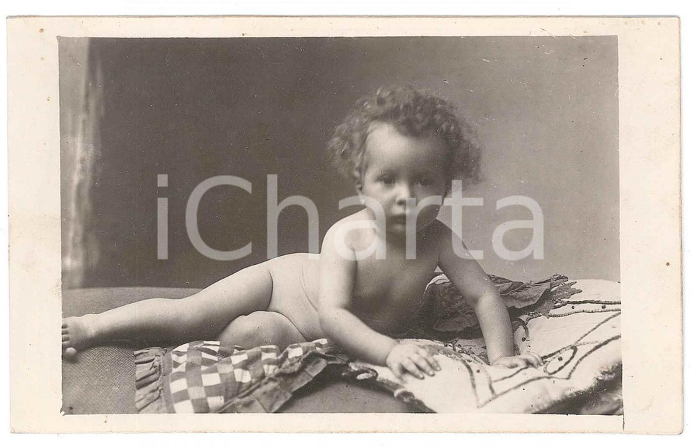 Fotografia d epoca originale 1910 ca COSTUME Bambino su cuscino  Ritratto  Foto costume 14x9 cm 1