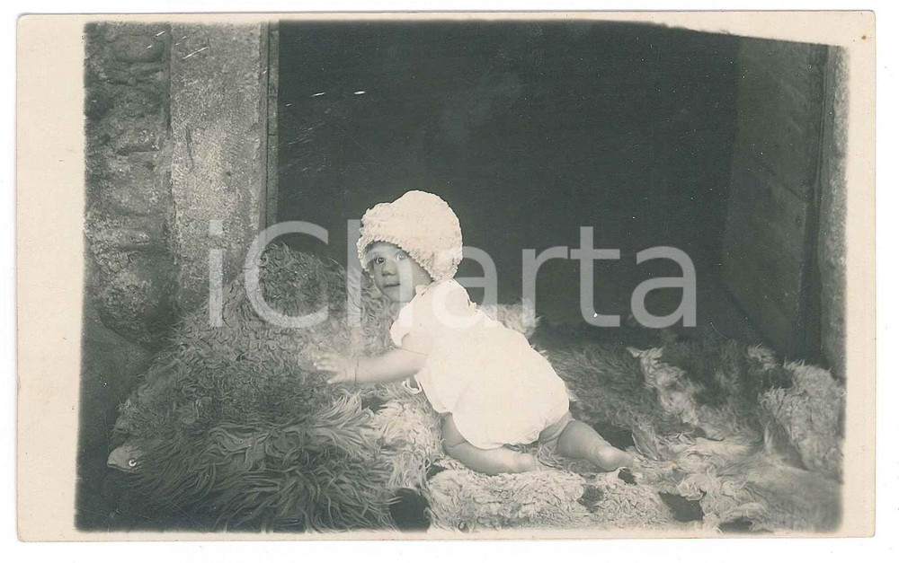 Fotografia d epoca originale 1920 ca COSTUME Bambino su pelliccia  Ritratto  Foto anonima 14x9 cm 1