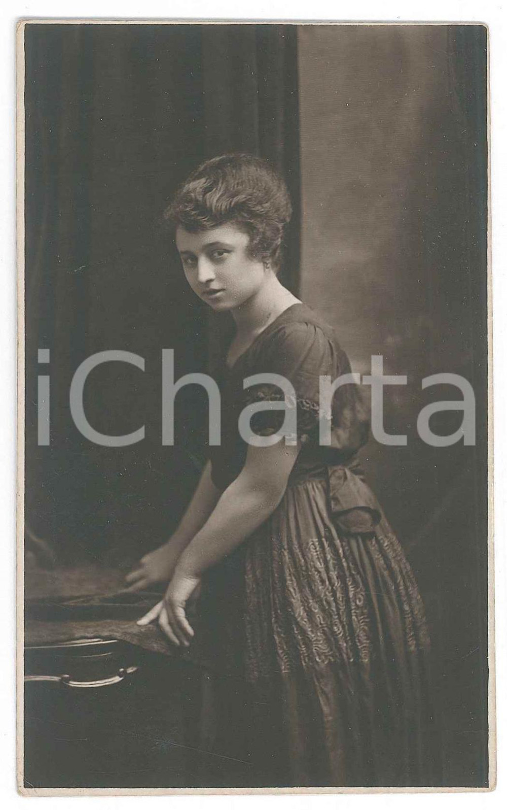 Fotografia d epoca originale 1920 ca TORINO Via Roma  Ritratto di fanciulla  Foto Studio Enea MANGINI 1