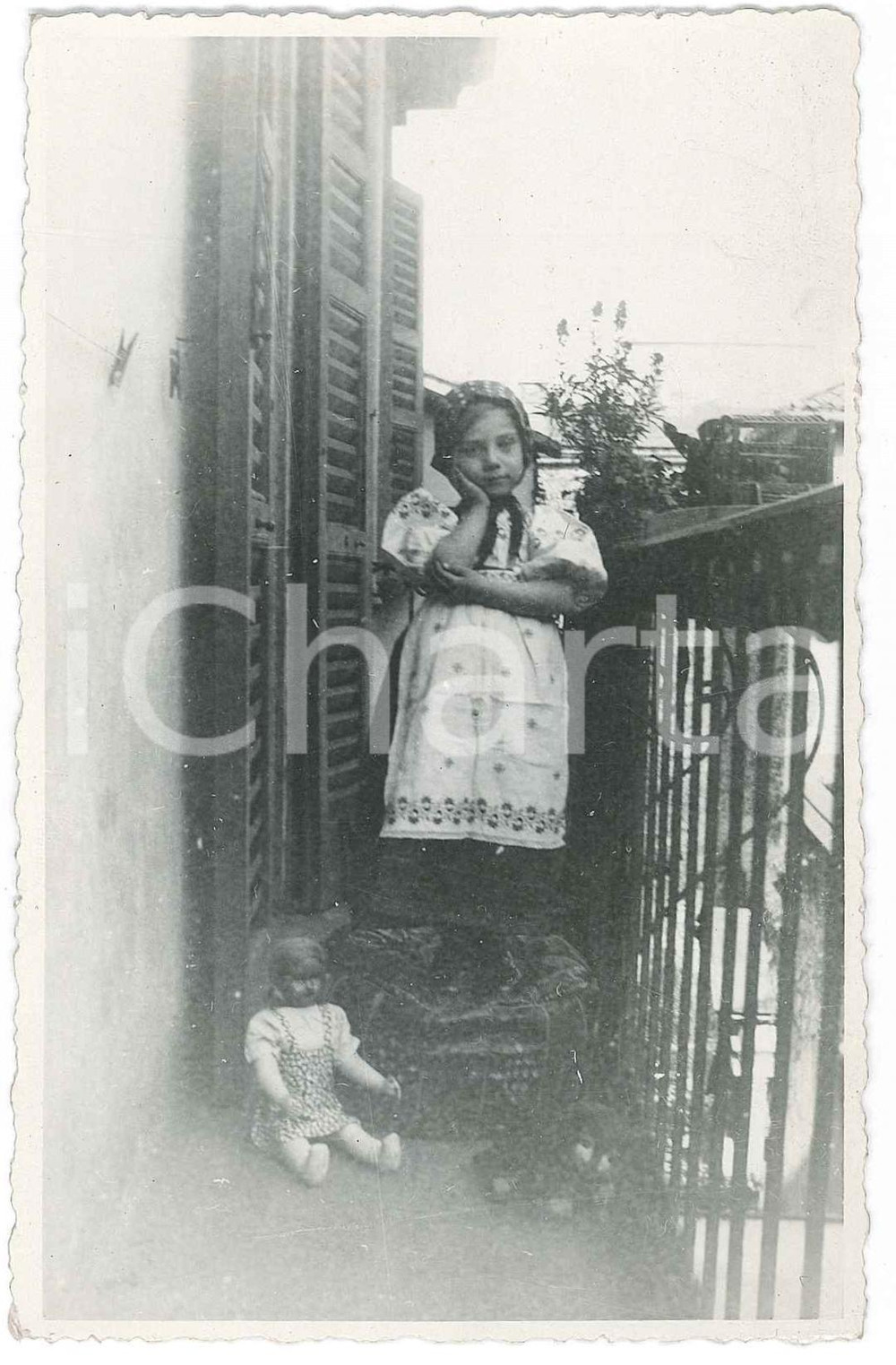 Fotografia d epoca originale 1938 ITALIA  COSTUME  Bambina in balcone con una bambola  Ritratto Foto 1