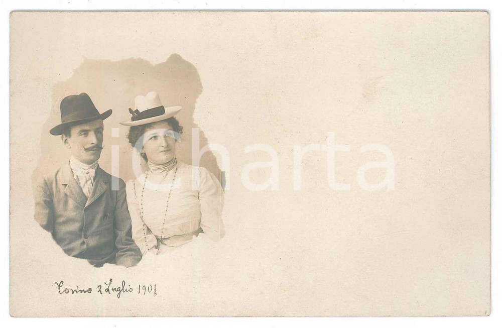Fotografia d epoca originale 1901 TORINO Ritratto di due giovani coniugi Foto cartolina M. FIORINO 1