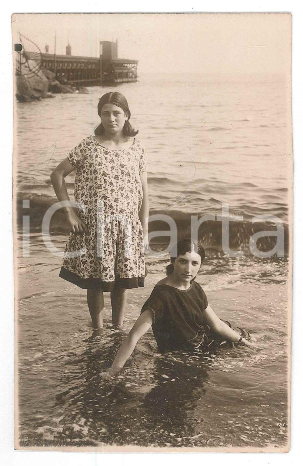 Fotografia d epoca originale 1926 SAVONA Due giovani donne in riva al mare  Foto Arturo PORTA 9x14 cm 1