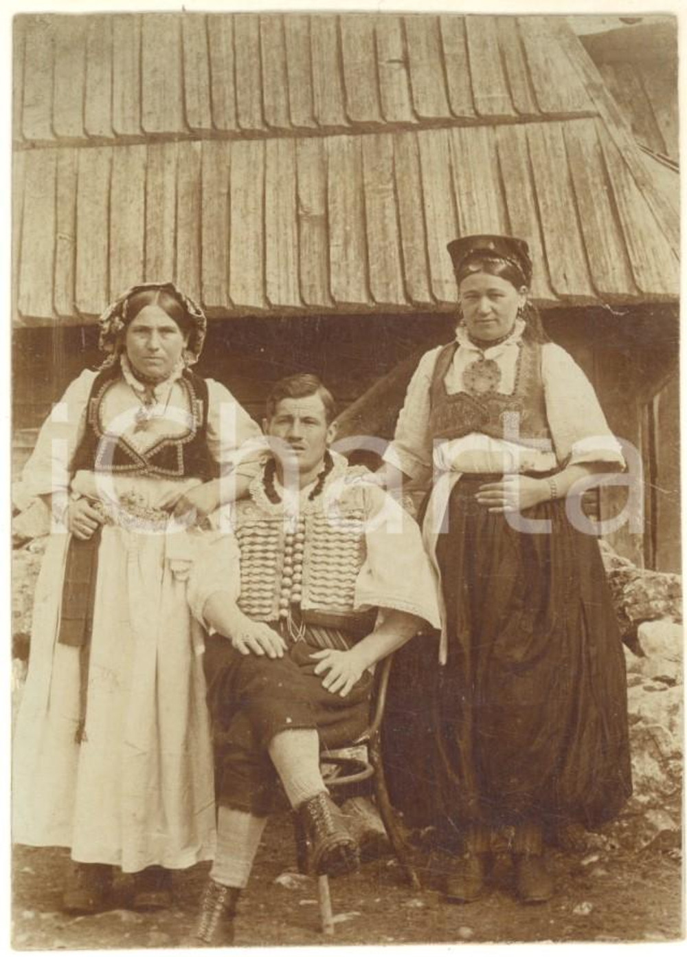 Fotografia d epoca originale 1920 ca FOLKLORE ITALIA ? Due donne e un uomo in costume tradizionale Foto 1