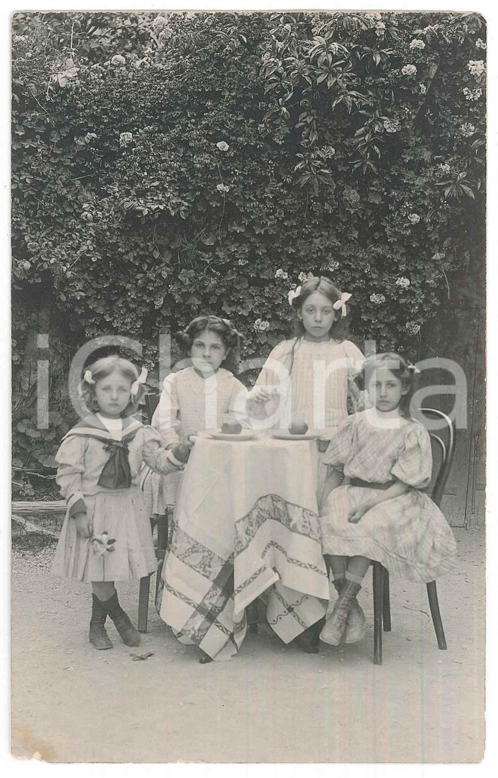Fotografia d epoca originale 1925 ca COSTUME Quattro sorelle  Merenda in giardino Foto anonima 9x14 cm 1