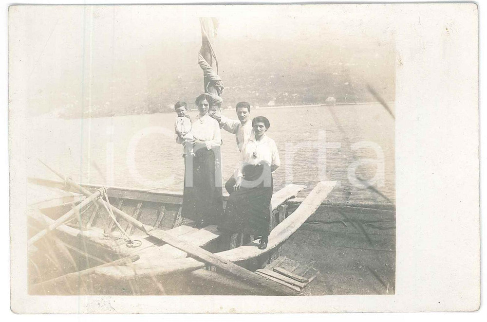 Fotografia d epoca originale 1910 ca ITALIA Famiglia con bambino in barca Foto anonima 14x9 cm 1