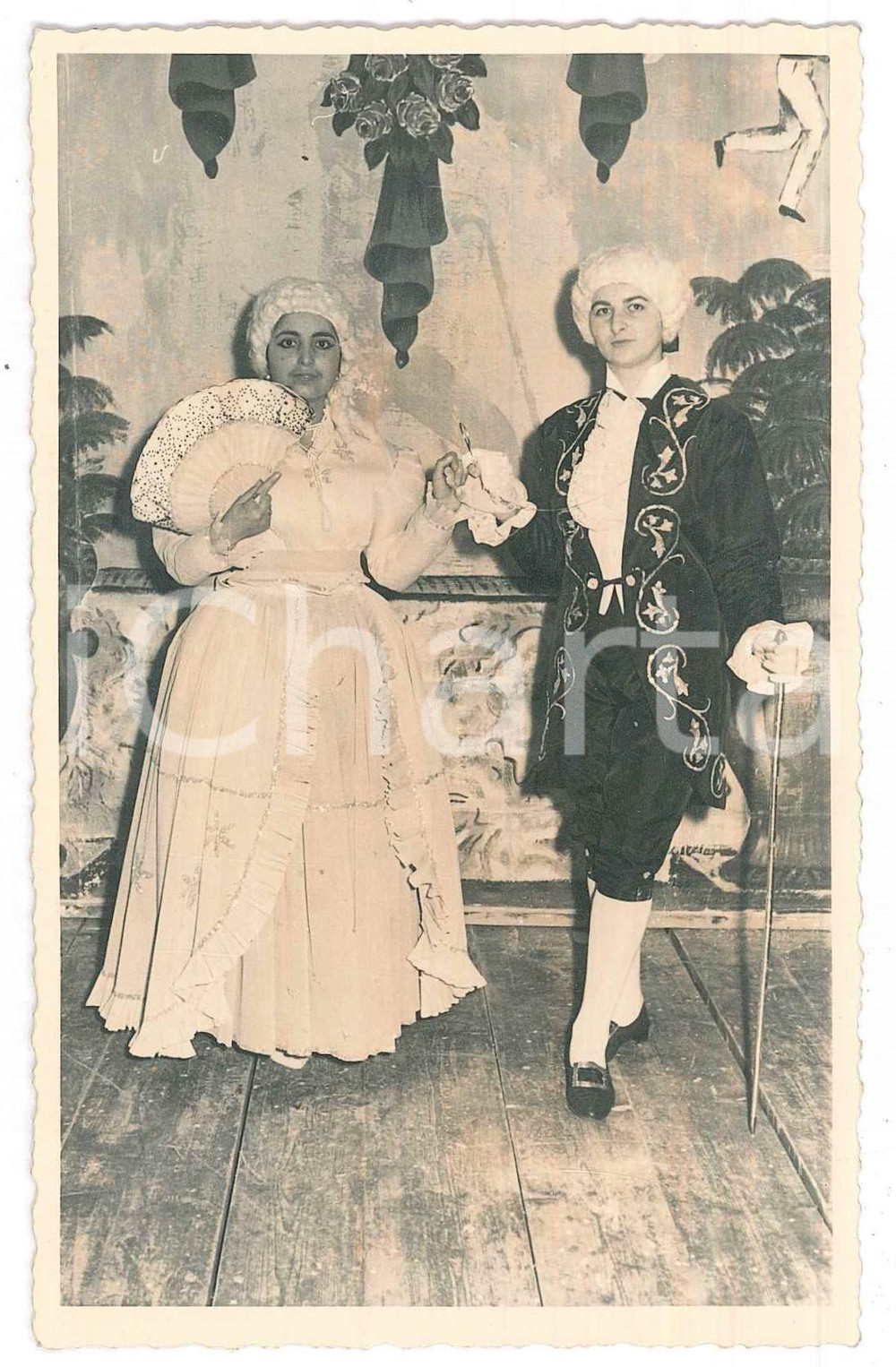 1935 ca ITALIA CARNEVALE Coppia in maschera *Foto anonima 9x14 cm  Fotografia originale d'epoca, im formato cartolina postale. GOOD/buono  Formato: 9x14 cm originale e autentica 1