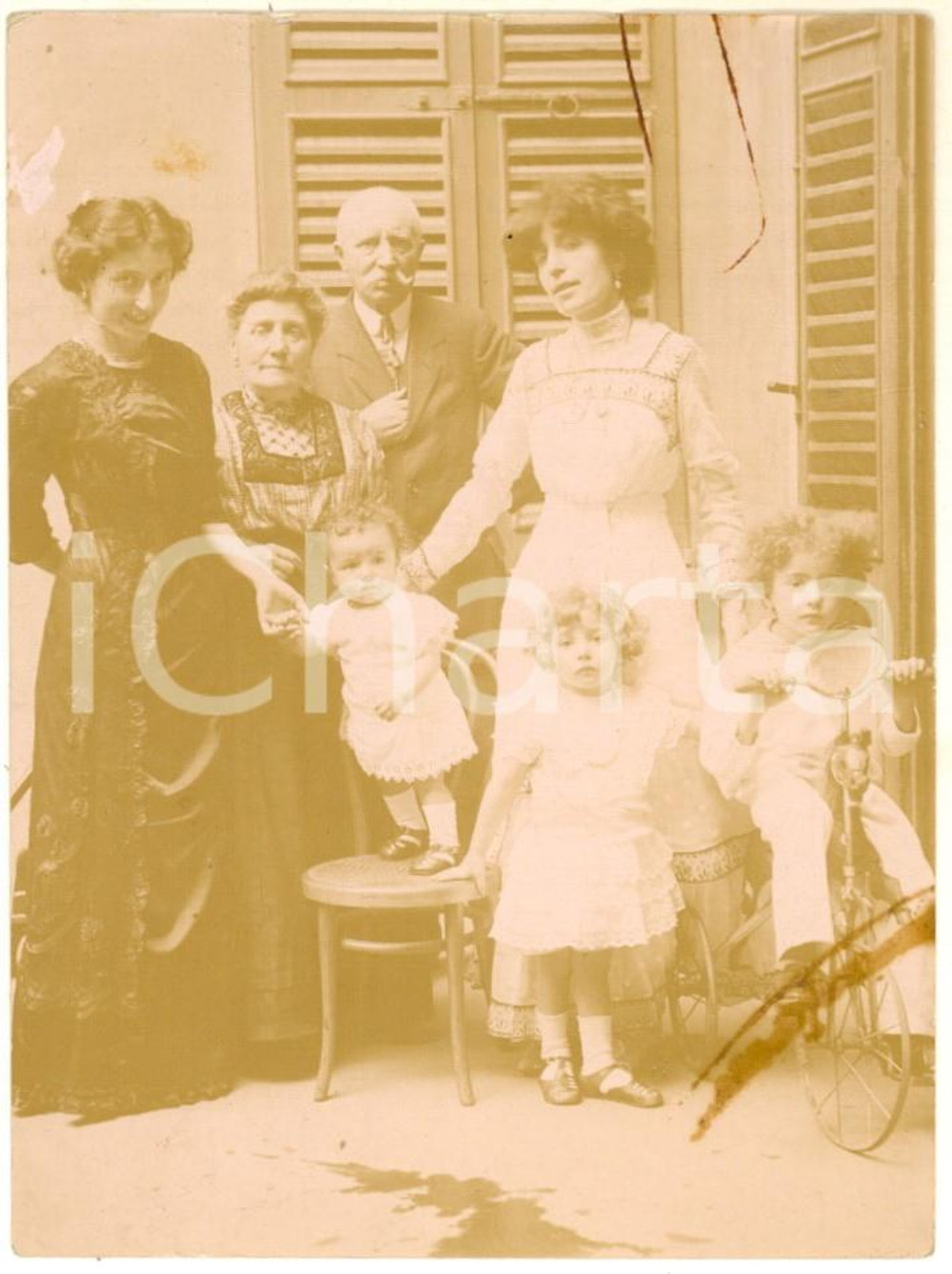 Fotografia d epoca originale 1900 ca COSTUME ITALIA Famiglia con bambini in cortile Foto anonima 9x12 cm 1