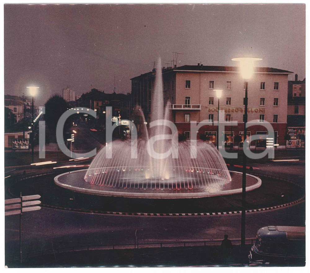Fotografia d epoca originale 1990 ca BRESCIA Fontana di Piazza Repubblica Palazzo SocietÃ  FERRO BULLONI Foto 1