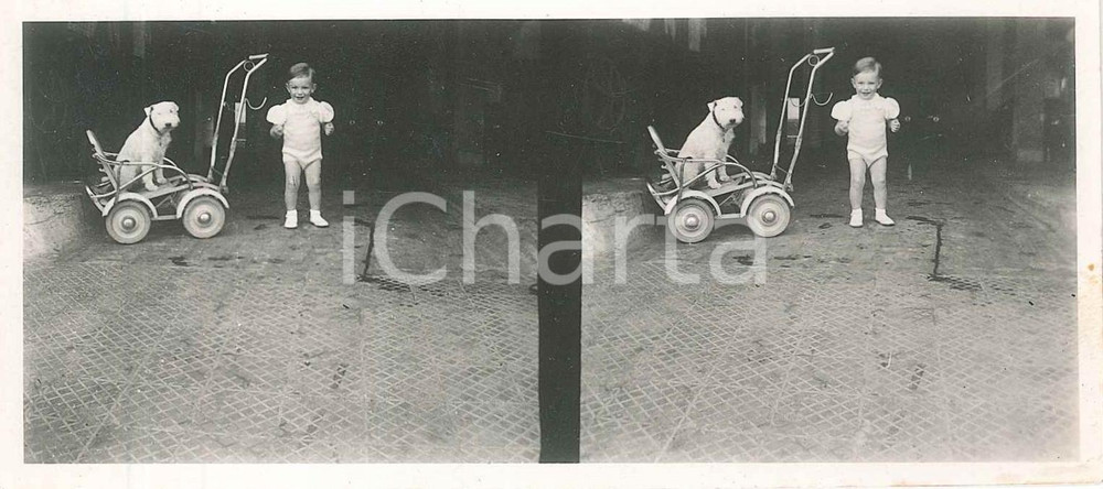 Fotografia d epoca originale 1940 ca COSTUME ITALIA Bambino gioca con il cane Foto doppia 13x6 cm 1