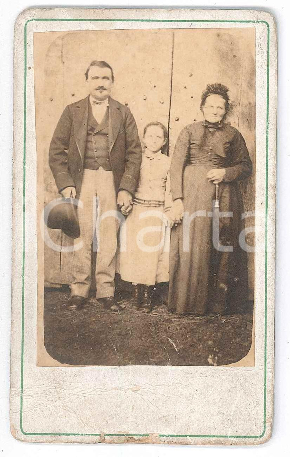 Fotografia d epoca originale 1900 ca COSTUME Famiglia con bambina in un cortile rurale  Foto CDV 1