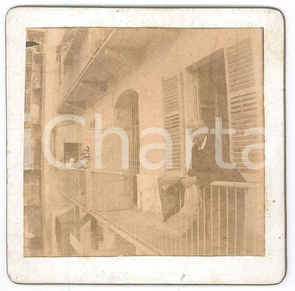 Fotografia d epoca originale 1900 ca MILANO Casa di ringhiera  Fotografia anonima ANIMATA 9x9 cm 1