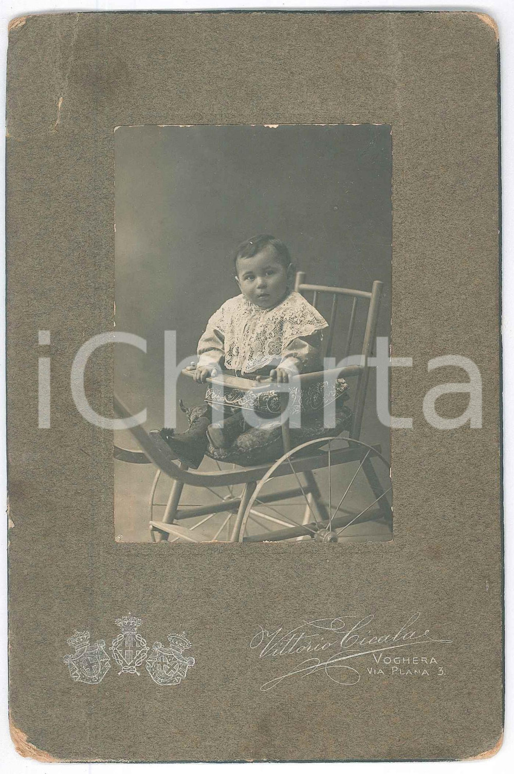 Fotografia d epoca originale 1910 ca VOGHERA Bambino sul seggiolone  Foto Vittorio CICALA 11x16 cm 1